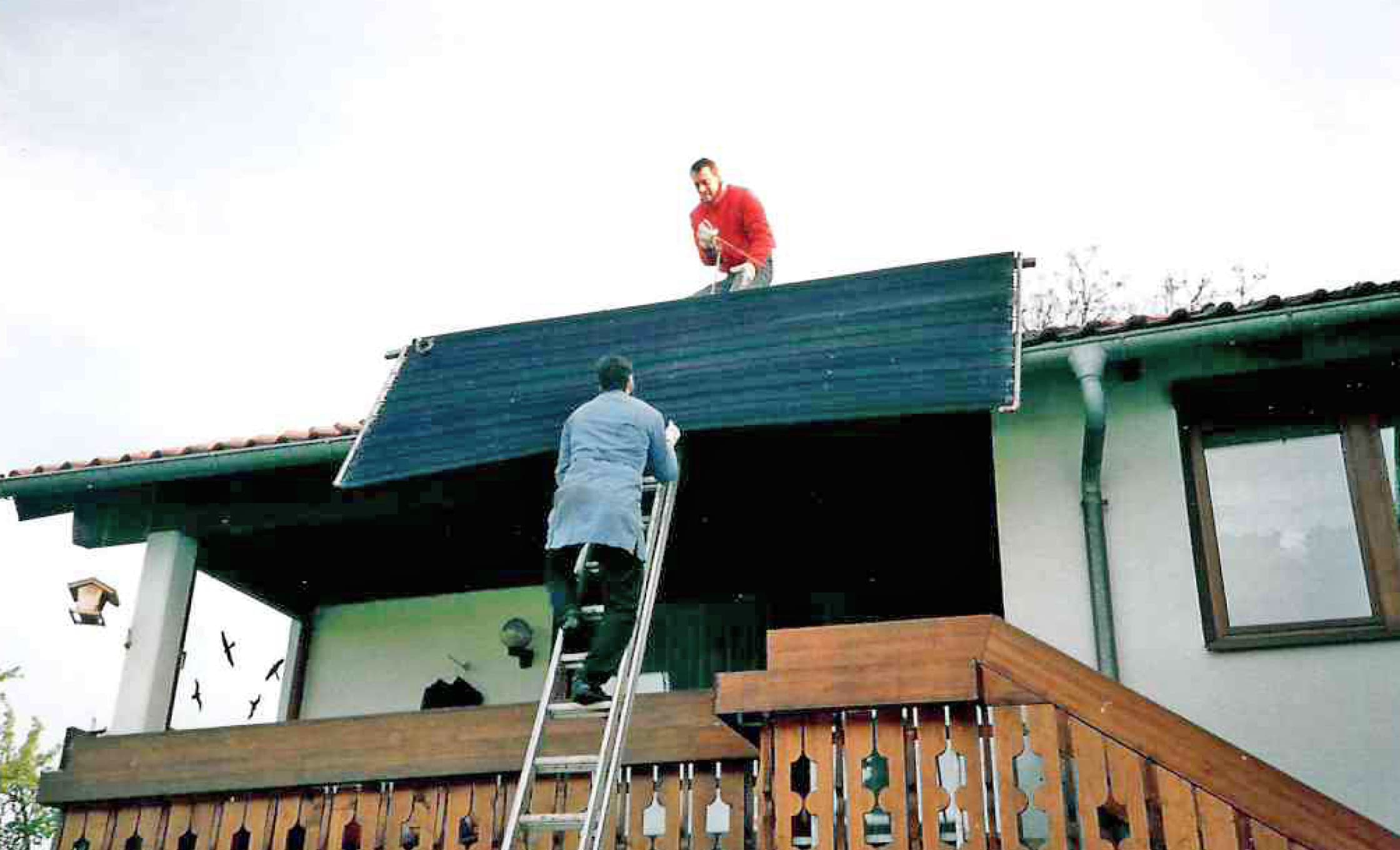 Paul Hinteregger bei der Errichtung einer der ersten thermischen Solaranlagen in Vorarlberg