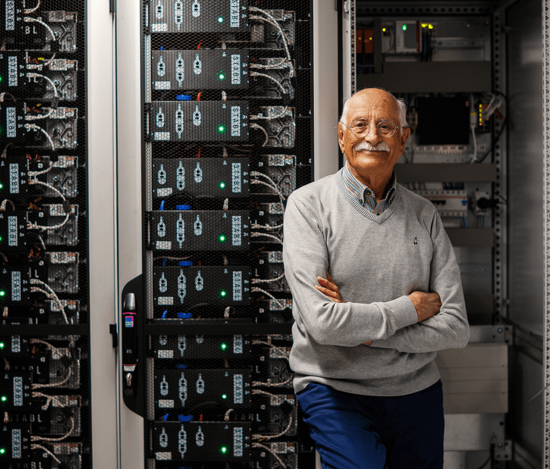 Energiepionier Horst Zimmermann vor dem 240-kWh-Batteriespeicher