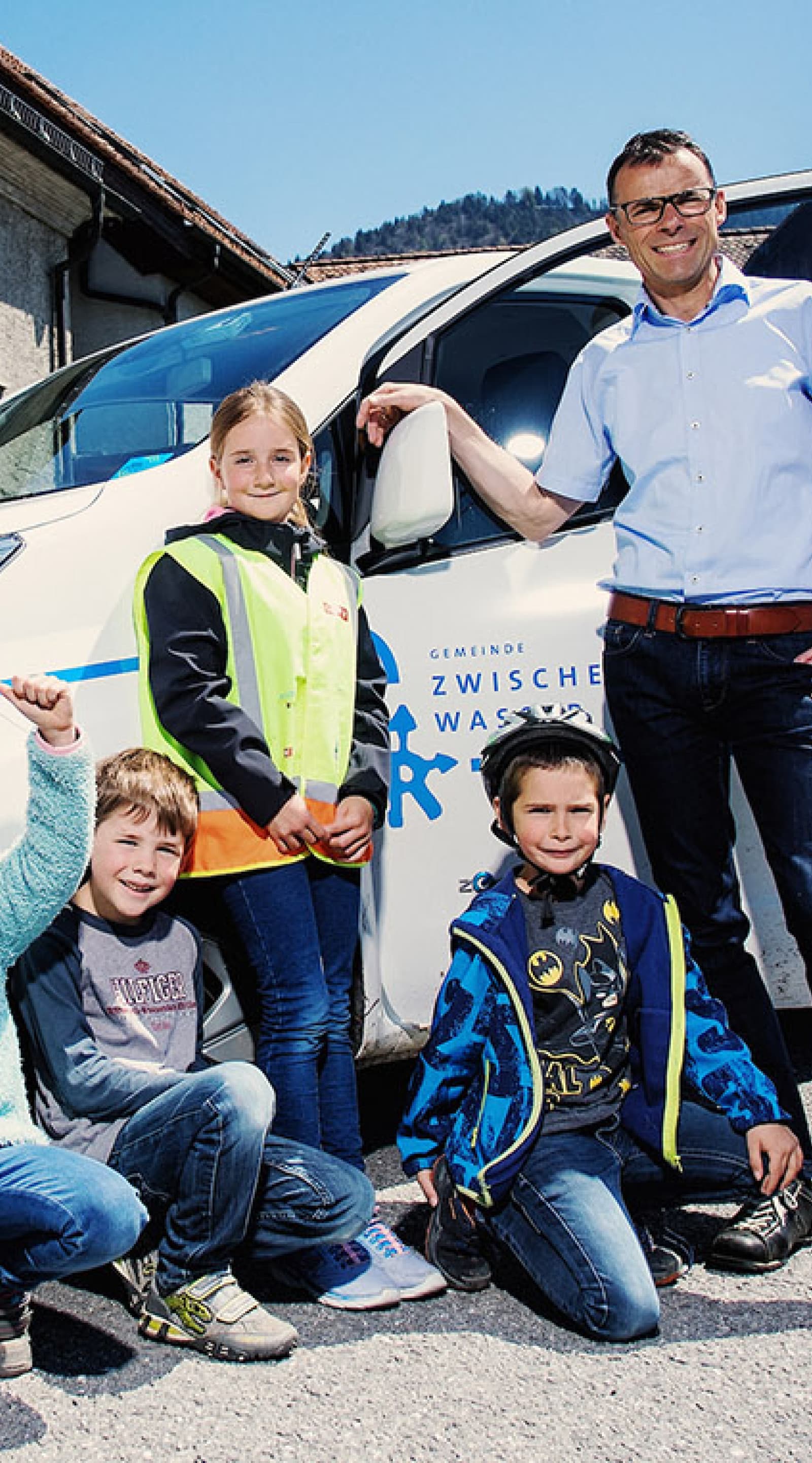 Schulbus fährt auf leisen Sohlen