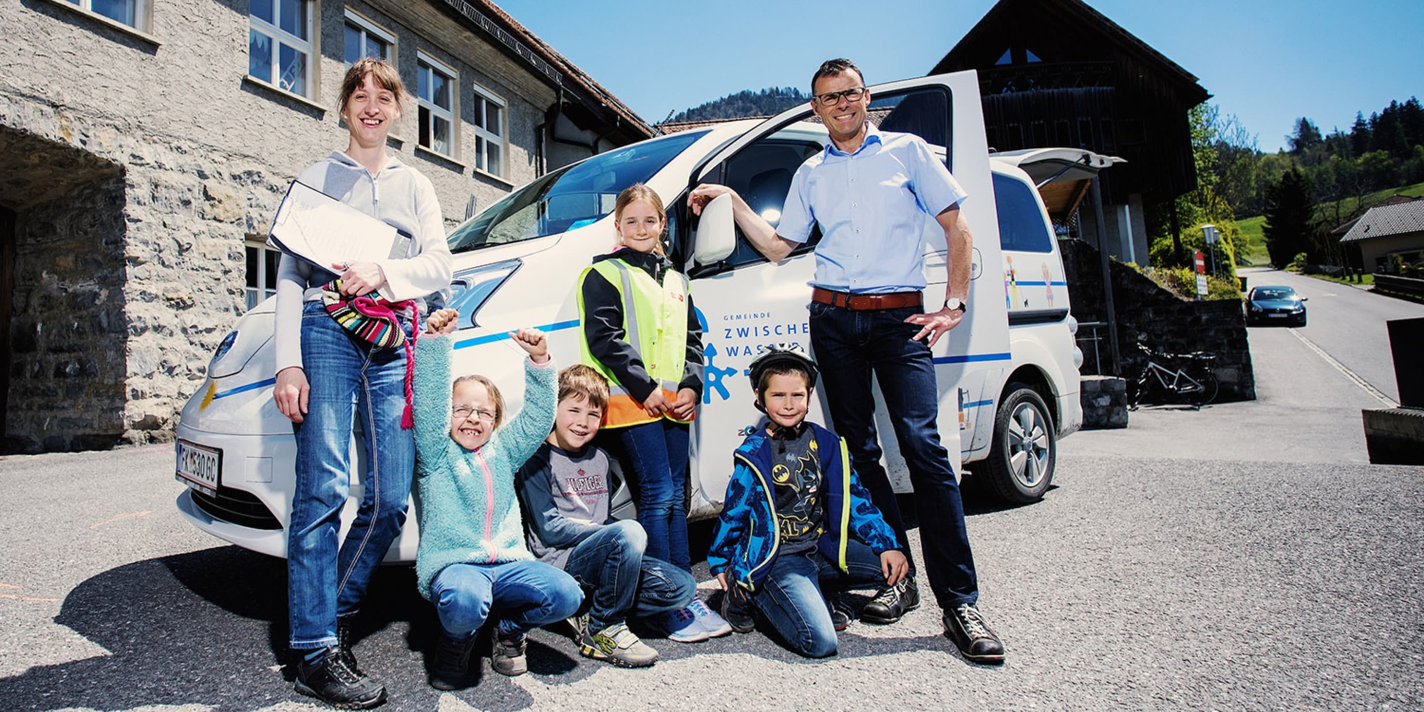 Schulbus fährt auf leisen Sohlen