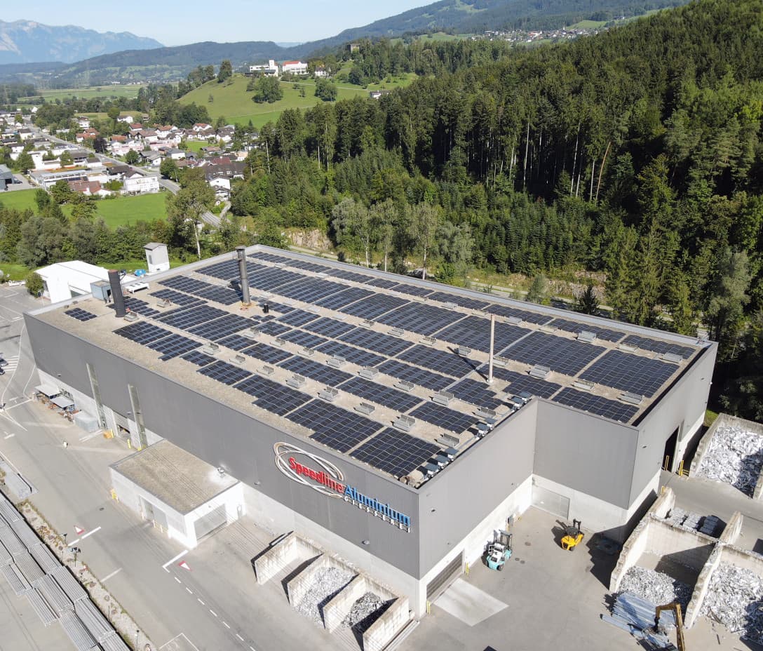 PV-Anlage mit rund 2.100 Modulen (885 kWp)