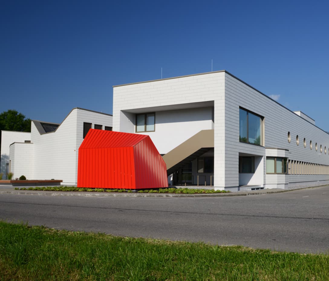 Feuerwehrausbildungszentrum – kein Feuer dafür Wärmepumpe und Solaranlage
