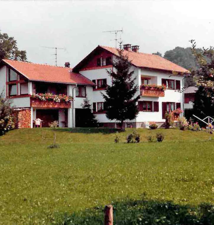 Das Haus nach seiner ersten Erweiterung 1981 mit Verputz und susätzlicher Dämmung