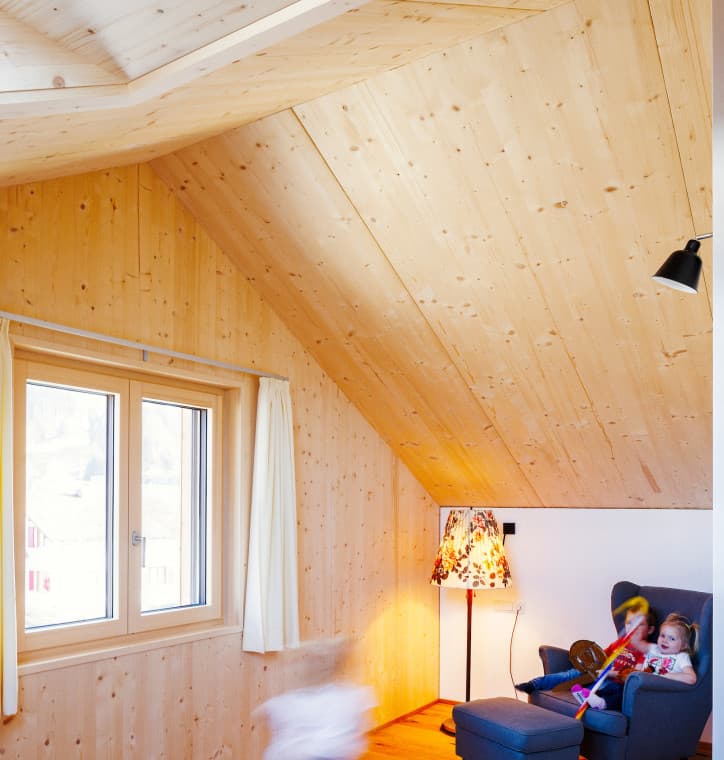 Die Holzmodule mit Sichtqualität in den Innenräumen verleihen einen besonderen Charme